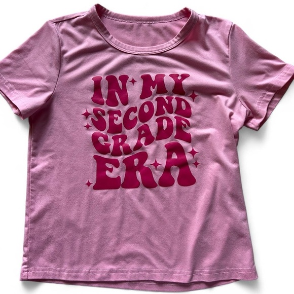 🎀 ✏️📚“In My Second Grade Era” Pink Tee – Size 130 (US 7/8) 🎀📚✏️ - Picture 1 of 5